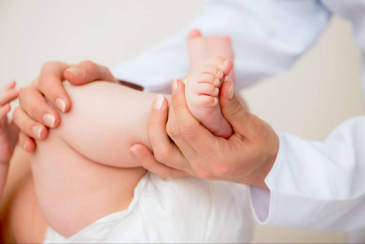 Cha mẹ nên đưa trẻ đến gặp bác sĩ nếu con có dấu hiệu bất thường.