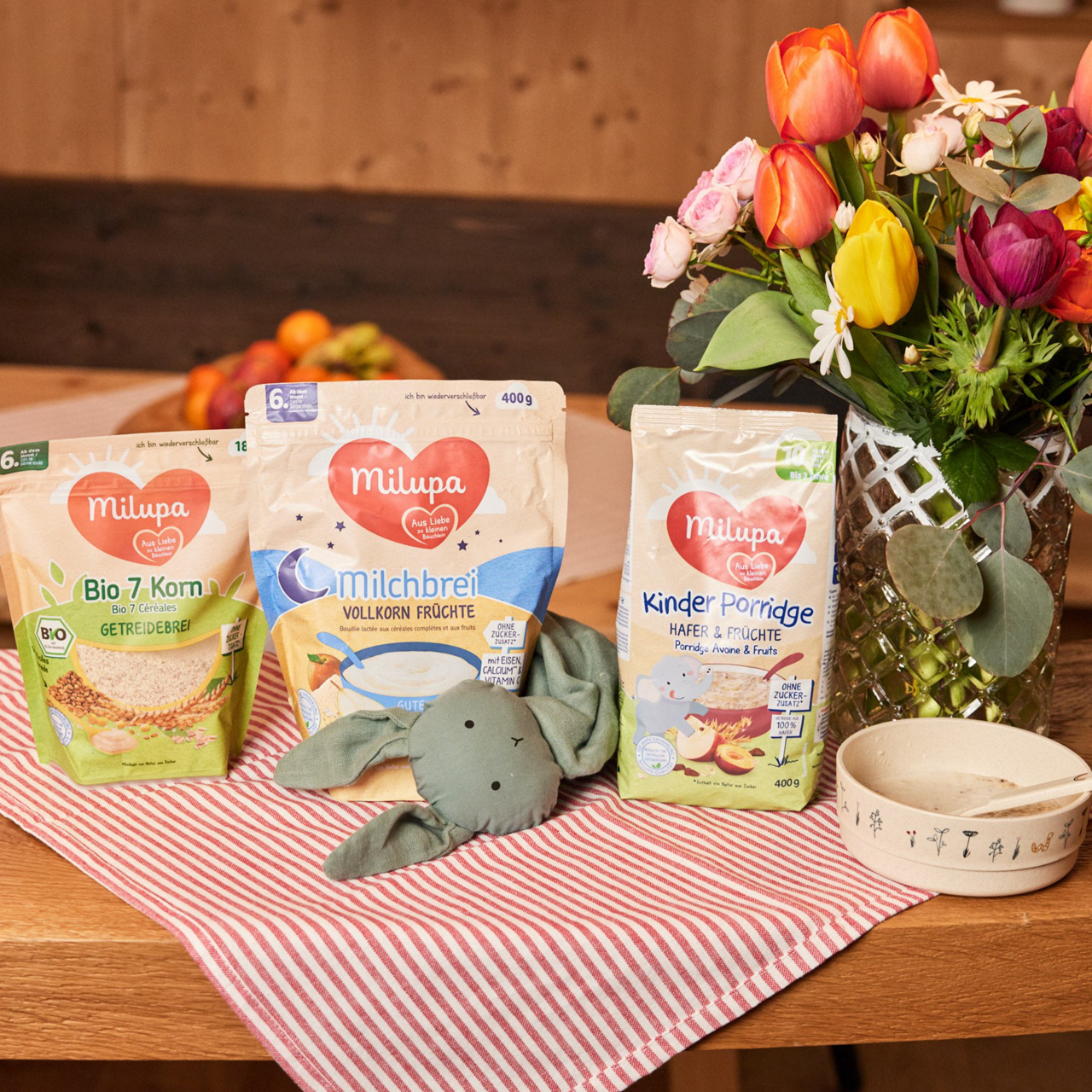 Milchbrei Kinder Porridge und 7 Korn auf einem Tisch