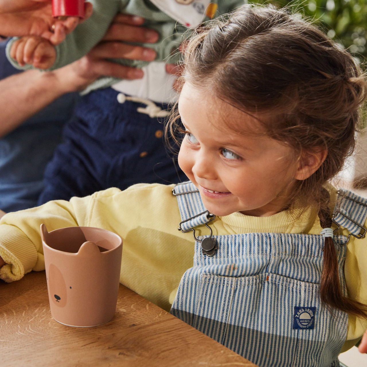 Kleinkind mit Kindermilch im Glas