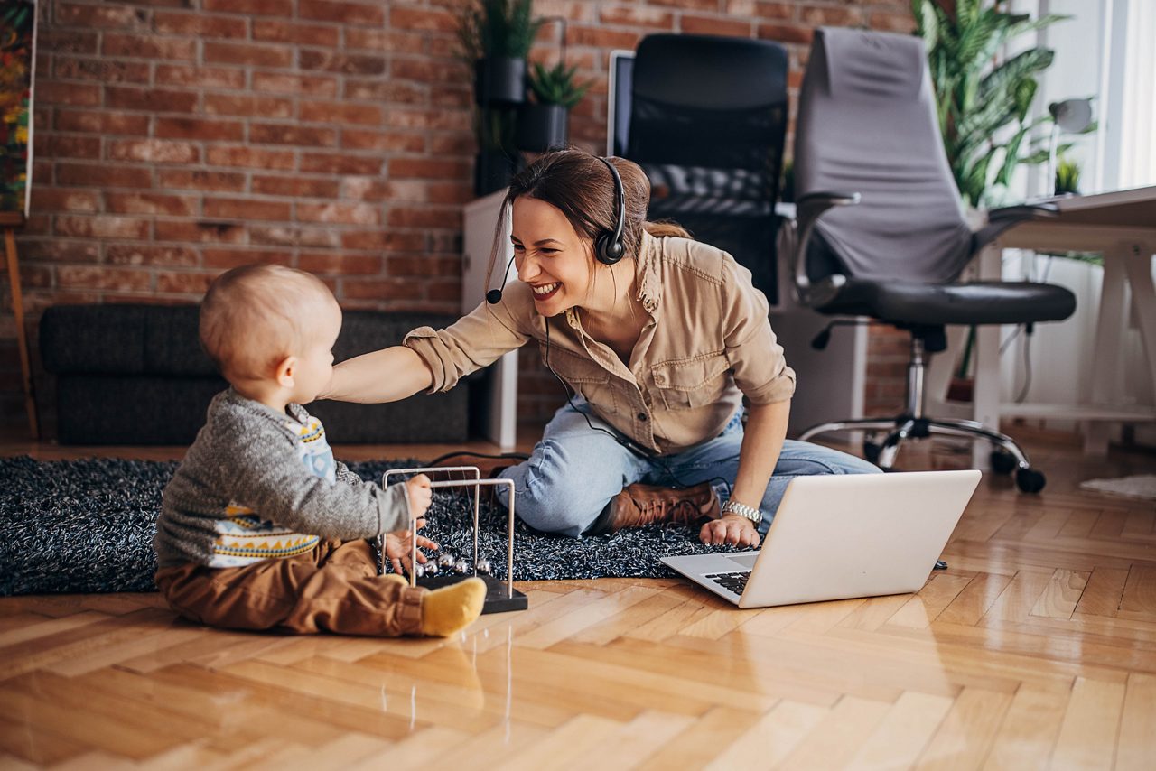 Mama arbeitet mit Baby