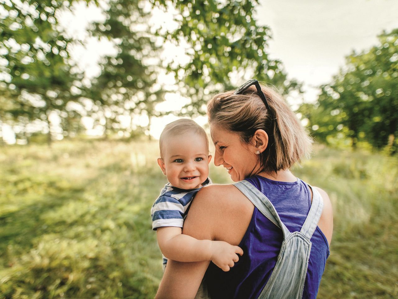 Mutter und Kleinkind in der Natur