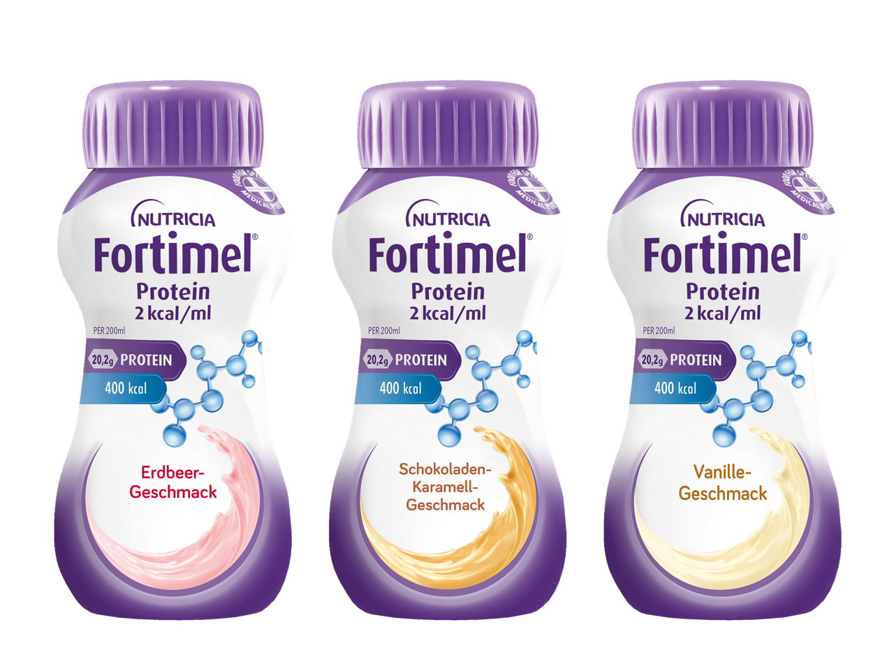 Drei Nutricia Fortimel Protein Trinknahrungen in den Sorten Erdbeer, Schokolade-Karamell und Vanille nebeneinander.