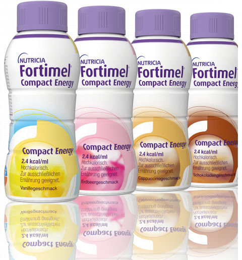 Vier Nutricia Fortimel Compact Energy Flaschen stehen nebeneinander in den Sorten Vanille, Erdbeere, Cappuccino und Schokolade.