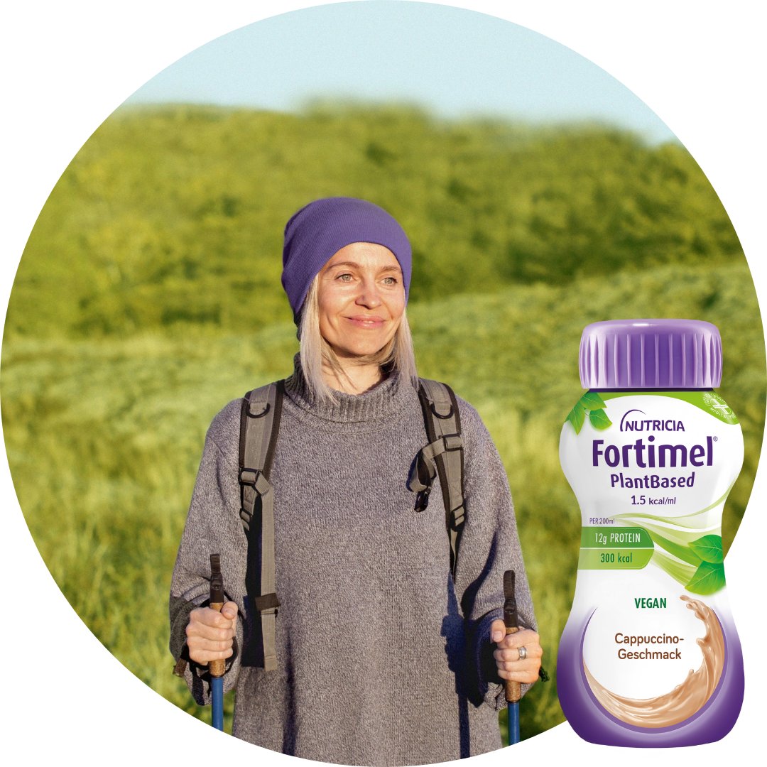 Fortimel PlantBased - Frau mit Wanderstöcken