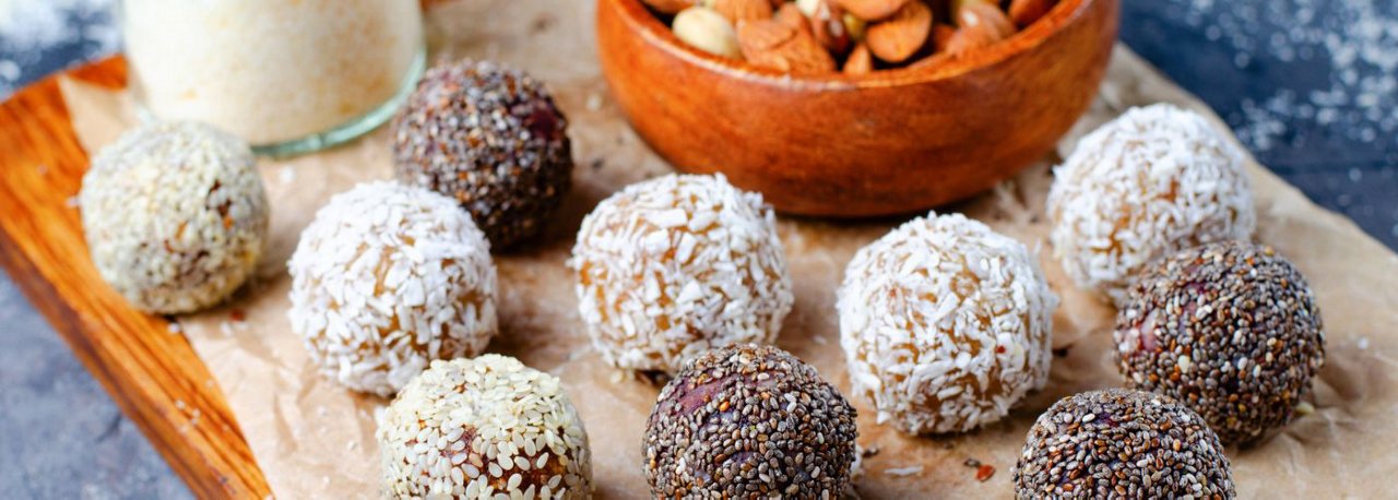 Energy Balls auf einem Holzbrett