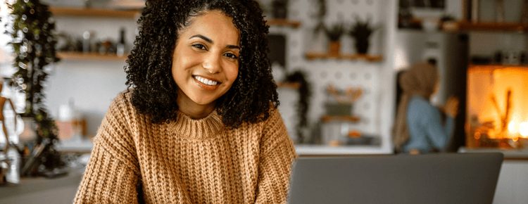 Junge Frau am Laptop