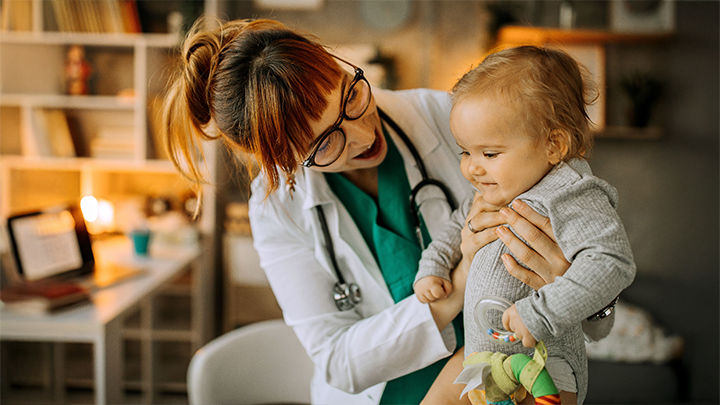 doctora alzando un bebe