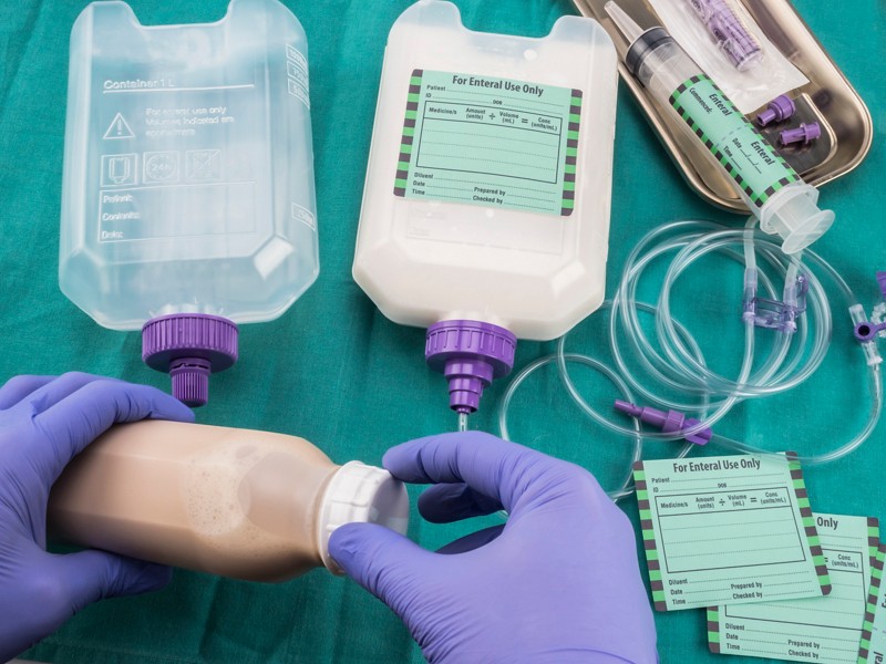 dieta-enteral-medico-preparando