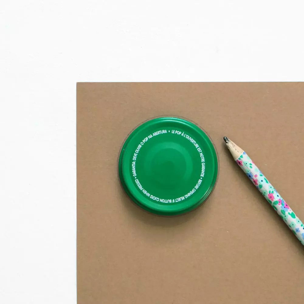 L'image est tres floue, ce qui rend difficile la distinction des sujets, des decors ou des details specifiques. Aucun texte, chiffre ou element identifiable n'est visible. La palette de couleurs generale passe du vert discret au beige.