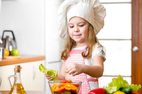 Mädchen am kochen