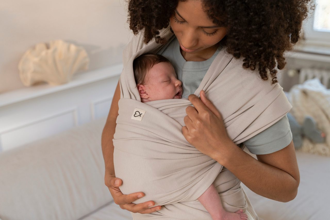 Eltern küssen ihr Neugeborenes