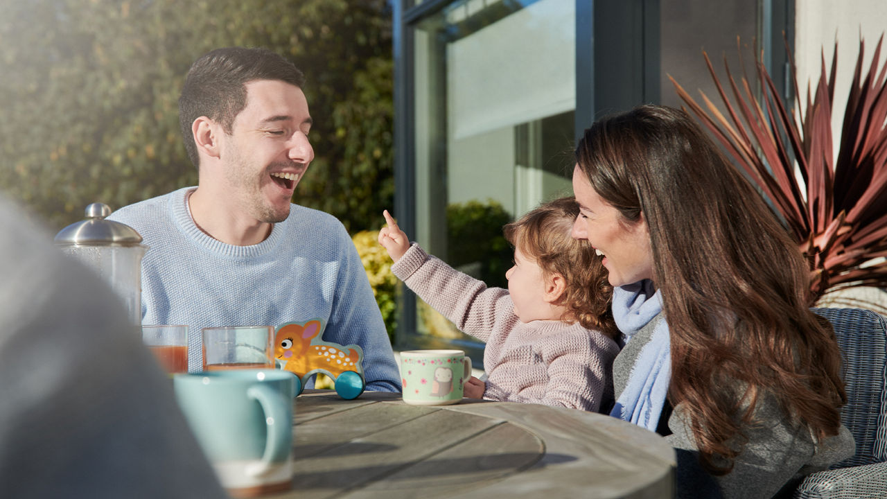 Familia jugando en la terraza