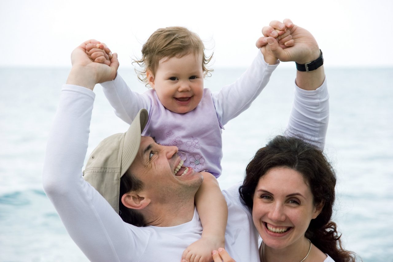 Mutter und Vater mit Mädchen am Meer