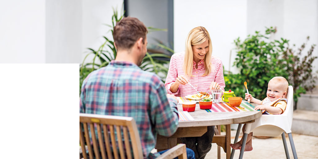 familiy-eatting-at-the-table