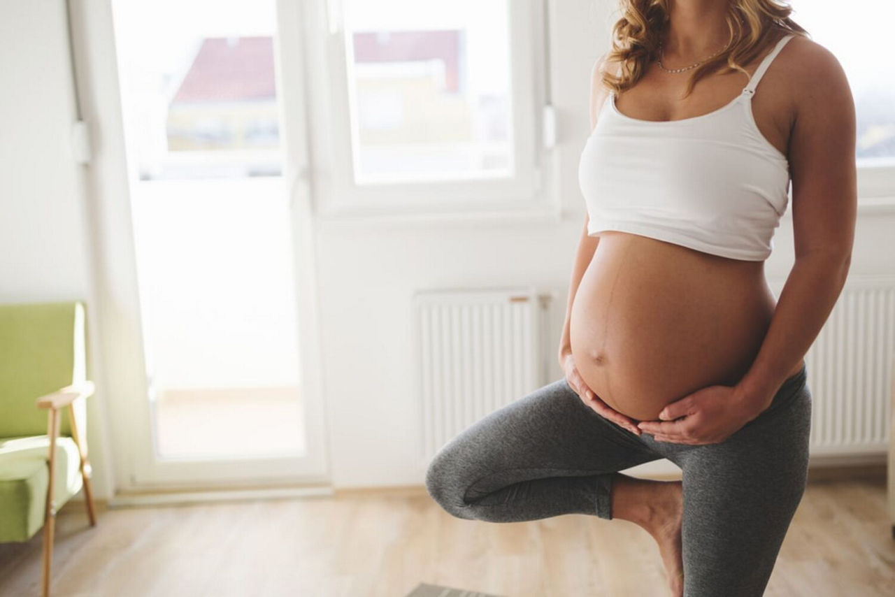 Femme yoga enceinte