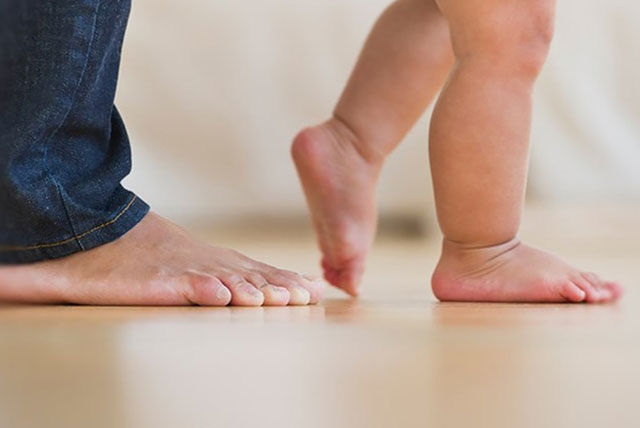 prvi koraci bebinih stopala