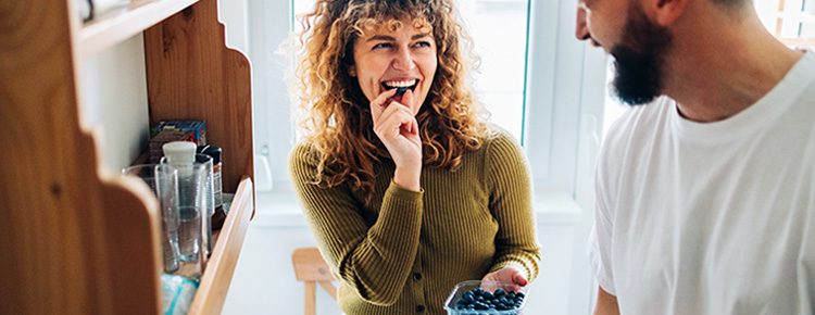 Frau isst Heidelbeeren