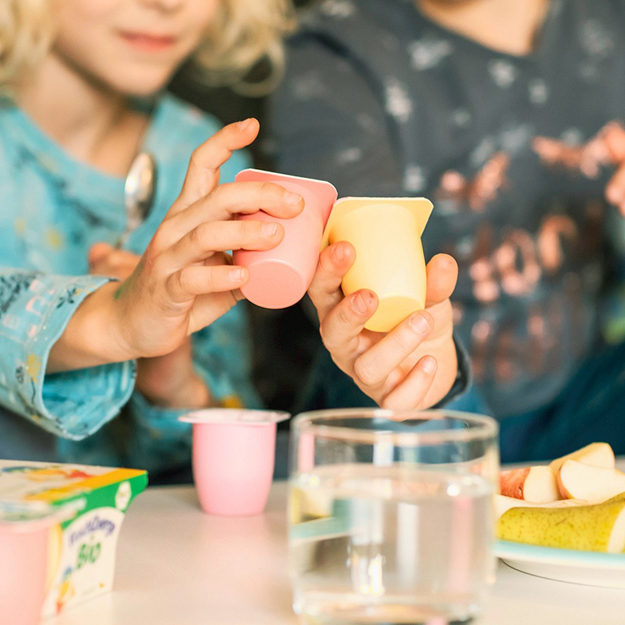 Kinder mit Fruchtzwerge-Bechern