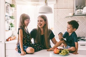 mama met 2 peuters aan tafel