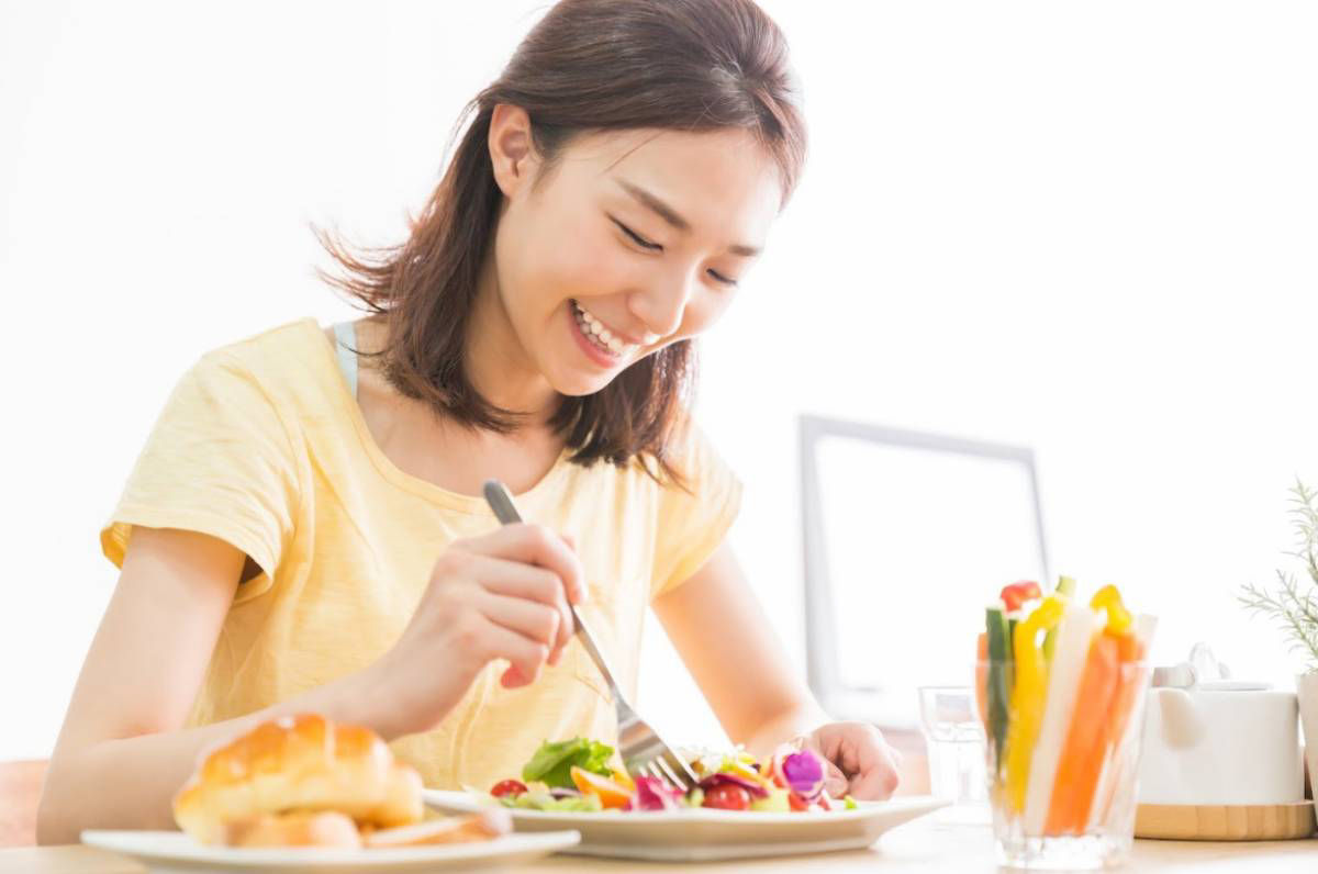 Chế độ ăn uống của mẹ cần đa dạng và đầy đủ dưỡng chất để tạo nguồn sữa dồi dào cho bé.