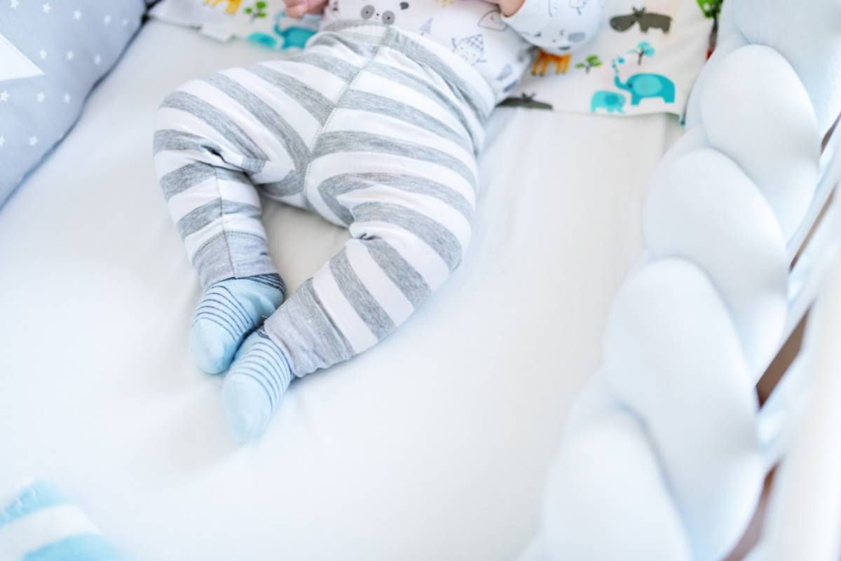 Mẹ chú ý giữ ấm cho con để duy trì thân nhiệt ổn định.