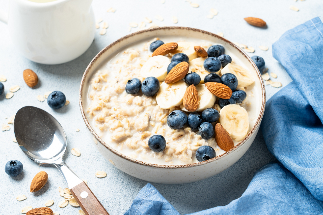 Oatmeal porridge with bananas, nuts and blueberries.; Shutterstock ID 2687799837; purchase_order: Achat articles alpro 2026; job: ; client: ; other: 