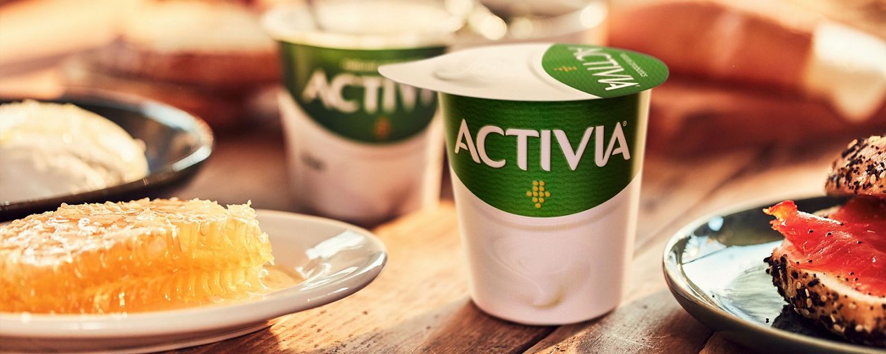 Tisch mit verschiedenen Früchten und Activia Naturjoghurt