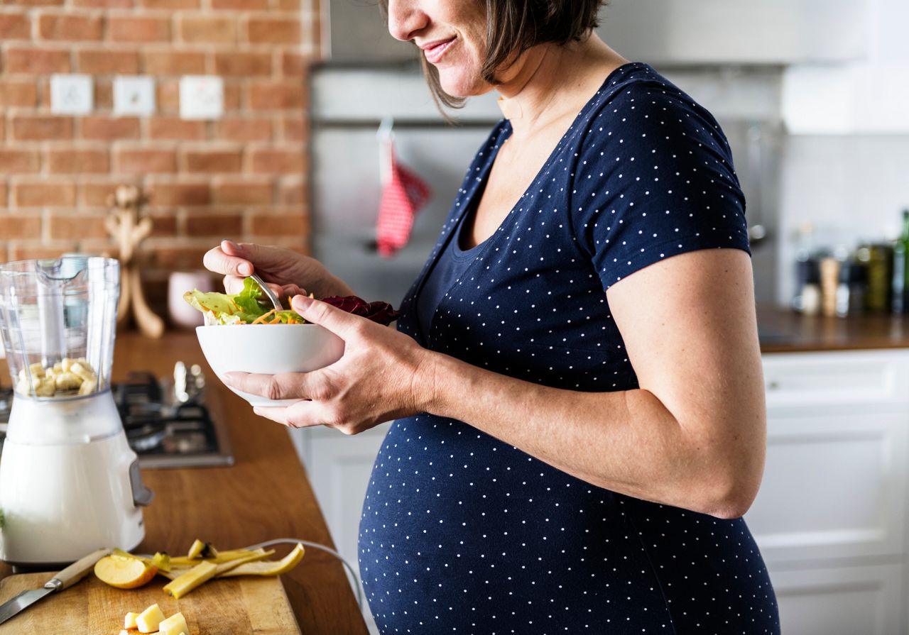 Pregnant woman eat healthy food