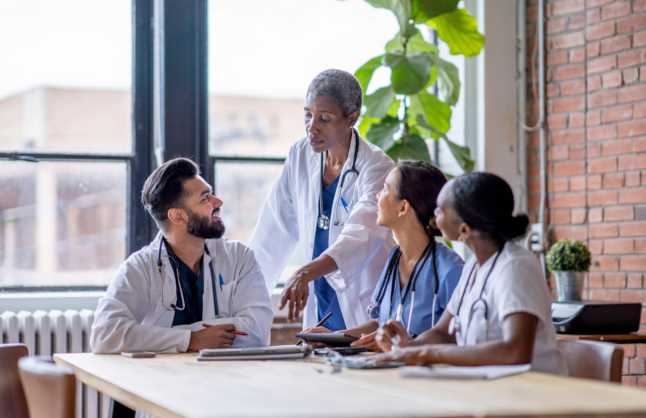 grupo-de-medicos-estudando.