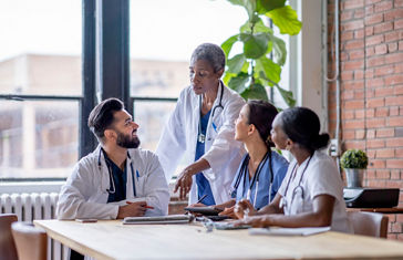 grupo-de-medicos-estudando.