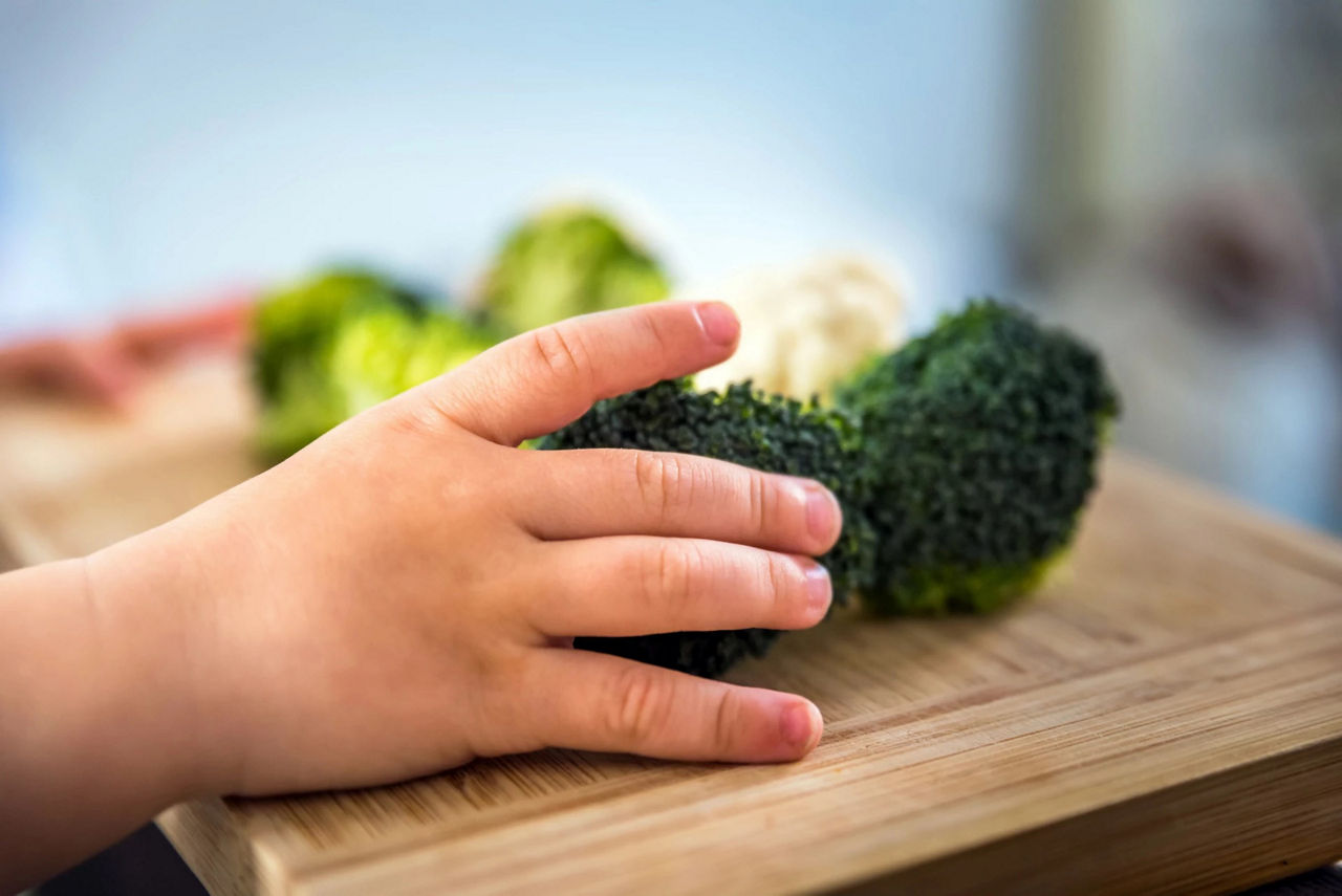 hands-and-broccoli