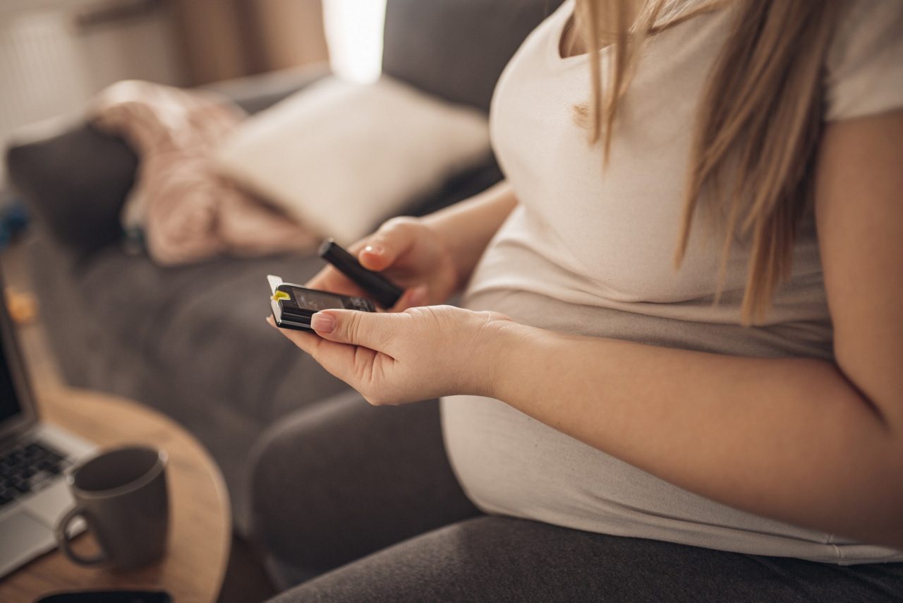 Une femme enceinte lit son taux de glycémie