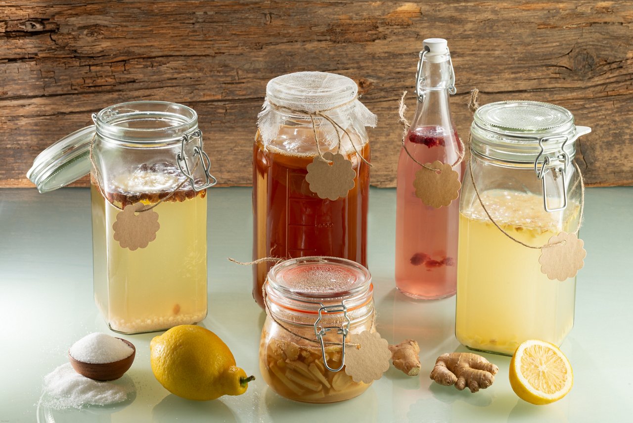 kombucha dans des bocaux en verre
