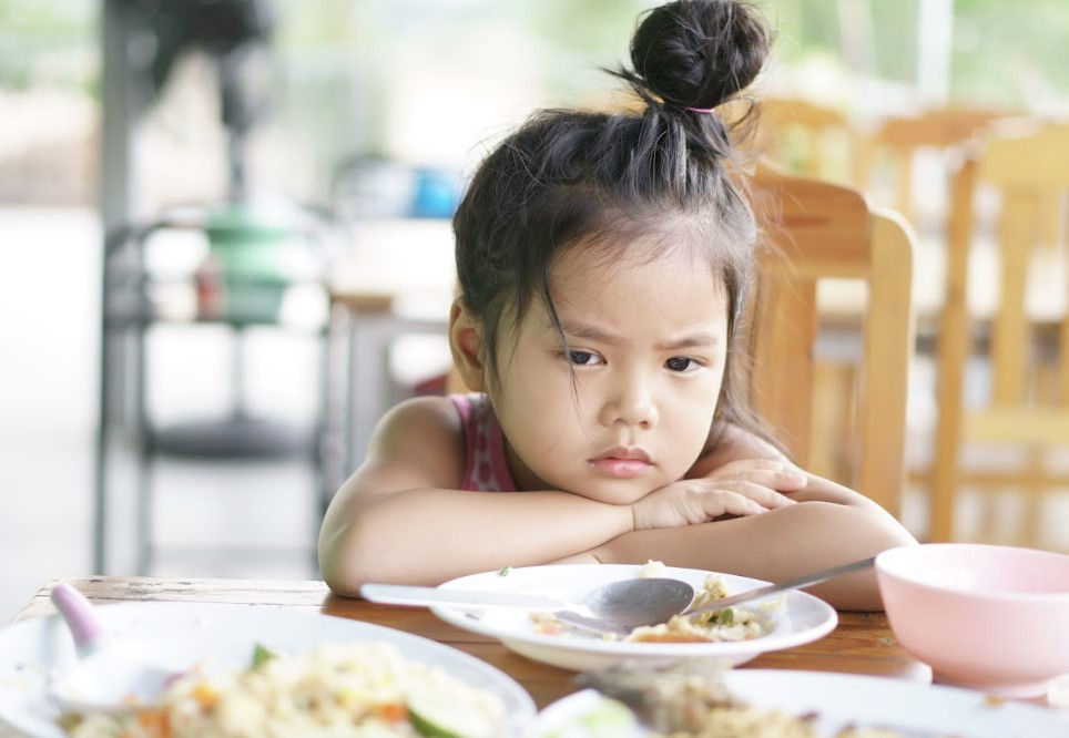 Khủng hoảng tuổi lên 2: Dấu hiệu & cách đồng hành cùng con