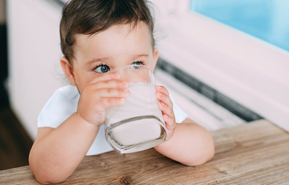 Kind trinkt Kindermilch