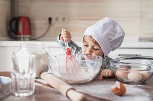 kleine peuter verkleed als chef