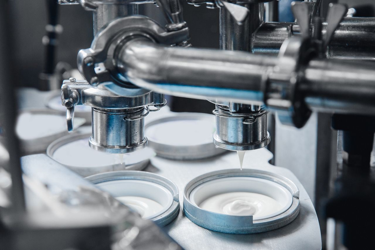 femmes dansant en se regardant le ventre et en souriant