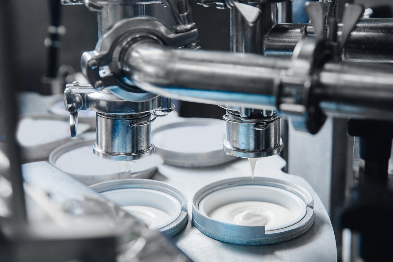 femmes dansant en se regardant le ventre et en souriant