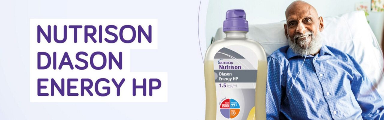 Oudere man zit in bed naast fles Nutricia Nutrison Diason Energy HP met productinfo op voorgrond.