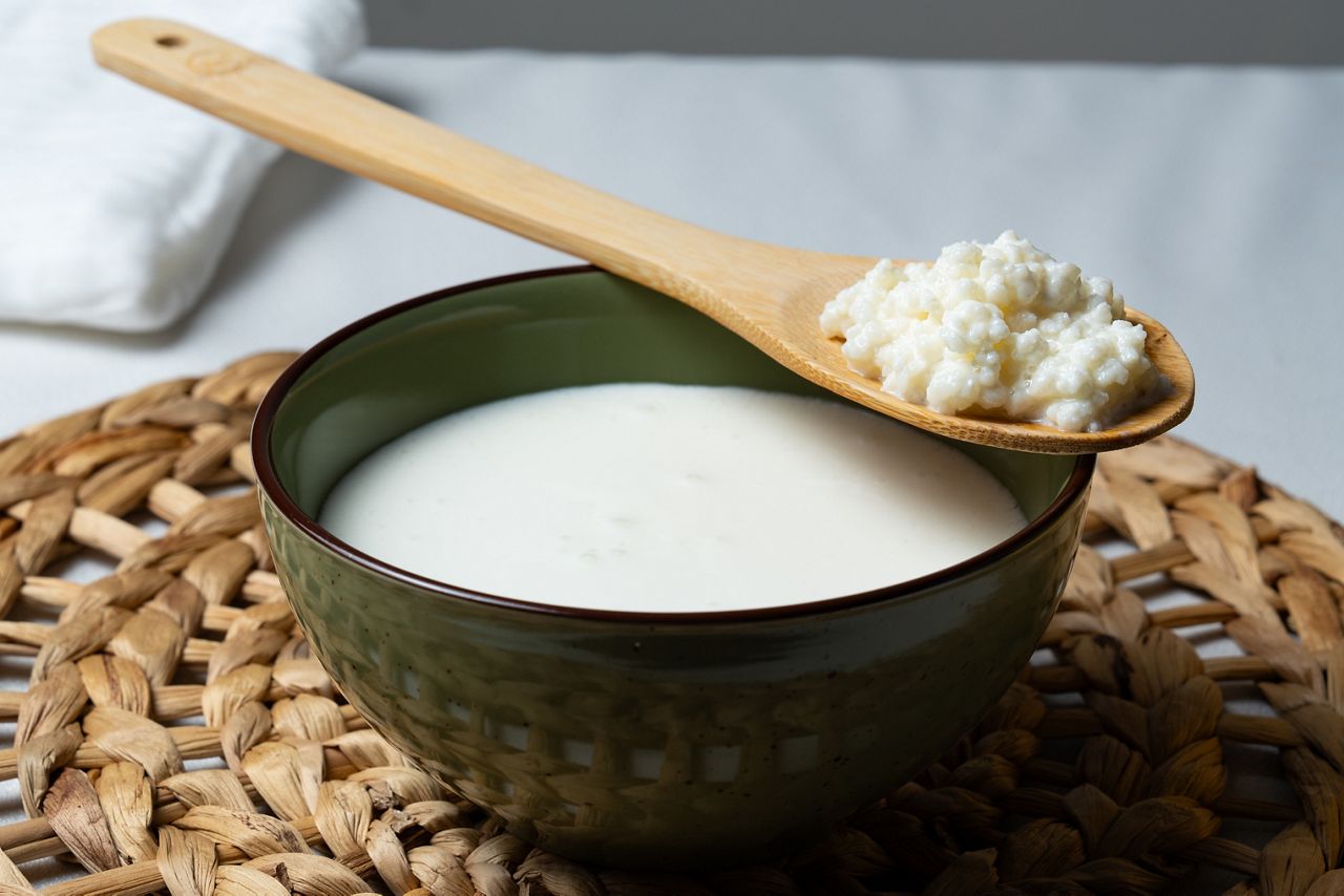 deux verres remplis sur une planche