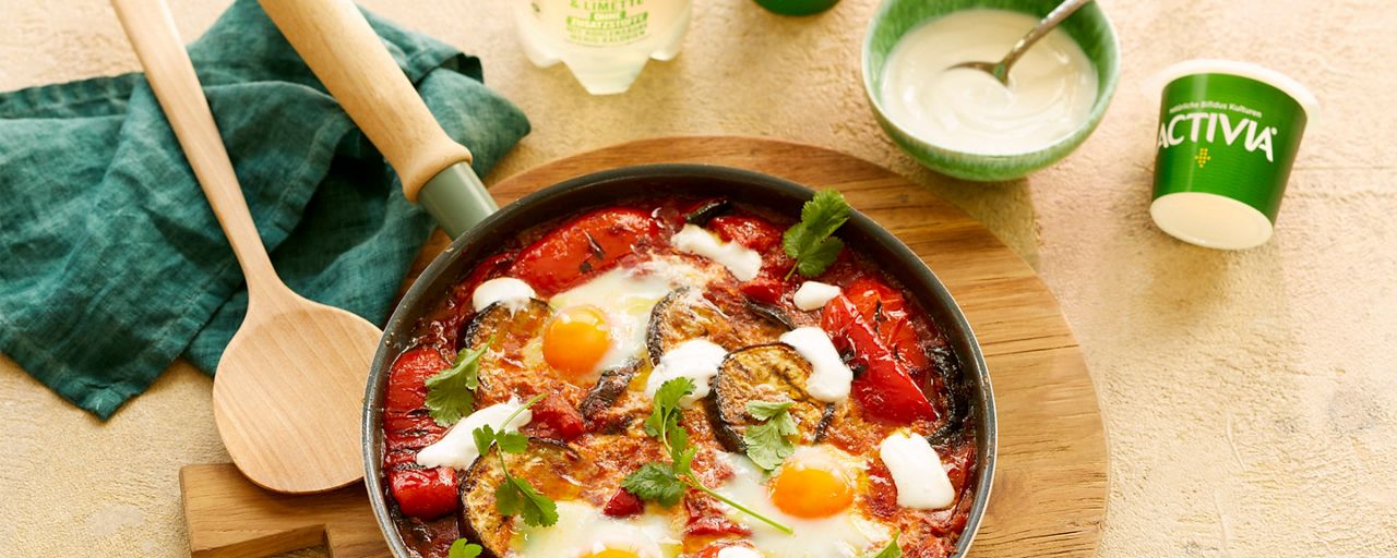 Leftover-Gemüse Shakshuka mit ACTIVIA Joghurt