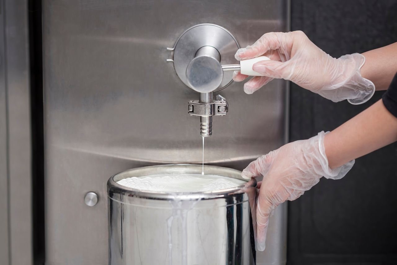 femmes dansant en se regardant le ventre et en souriant