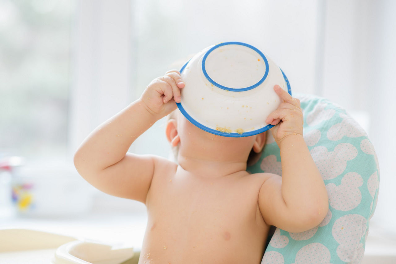 Cha mẹ cần cân nhắc trước khi áp dụng lịch ăn dặm cho bé 5 tháng tuổi.