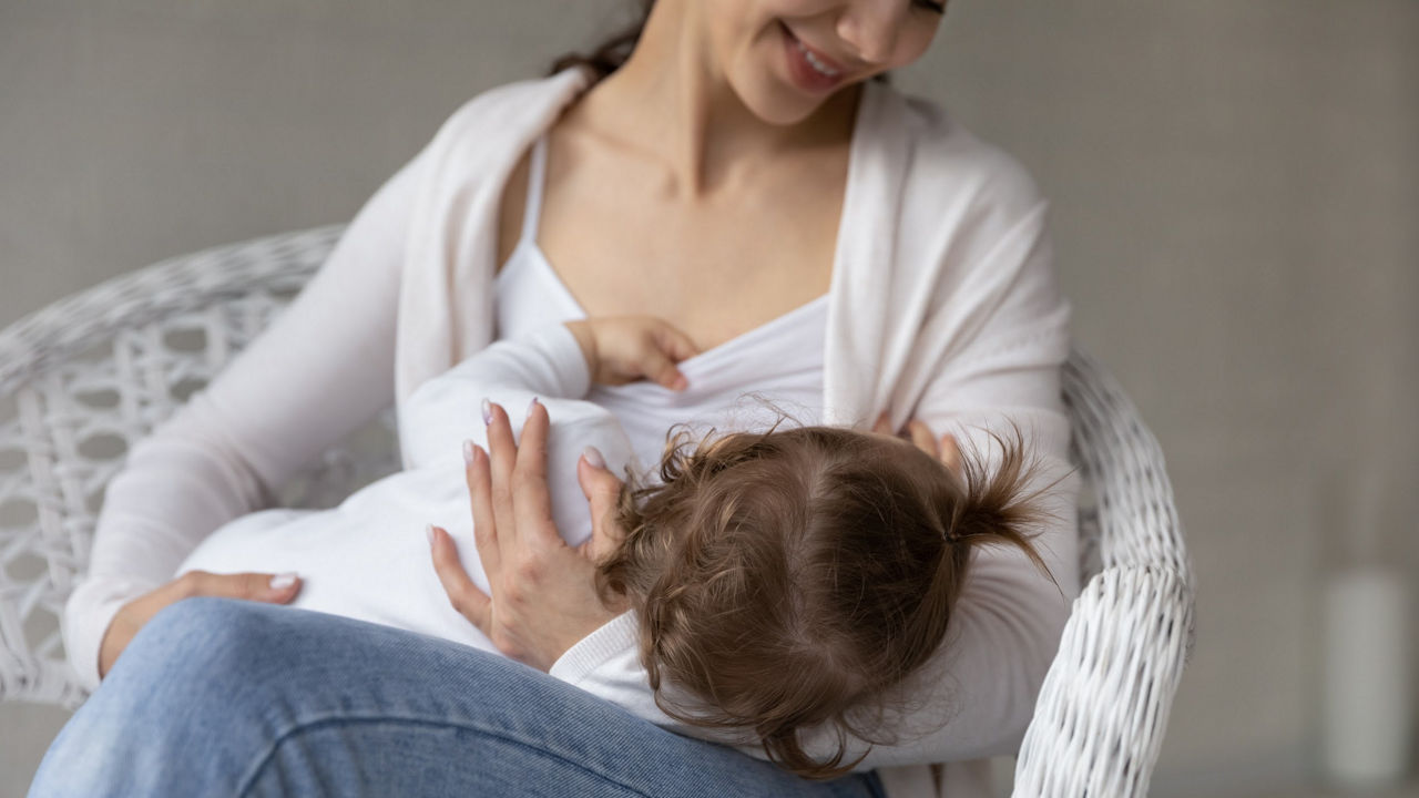 Mẹ chú ý đến biểu hiện con đói để cho bú kịp lúc