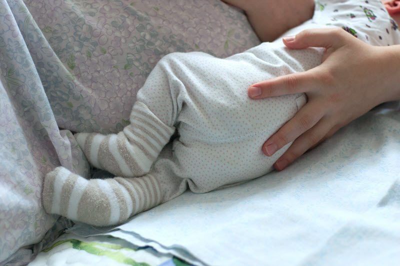 Lịch sinh hoạt bé 1 tháng tuổi nên bổ sung đủ lượng sữa cần thiết
