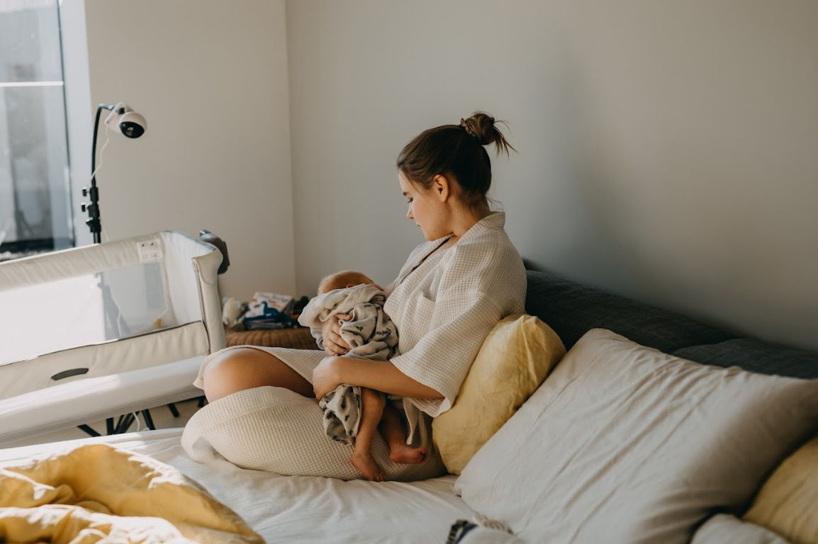 Lịch sinh hoạt bé 5 tháng tuổi không thể thiếu các cữ bú sữa