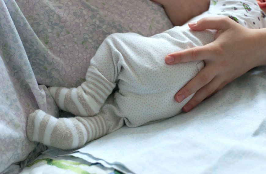 trong lịch sinh hoạt trẻ 5 tháng tuổi mẹ có thể bỏ cữ bú đêm nếu con ngủ xuyên đêm