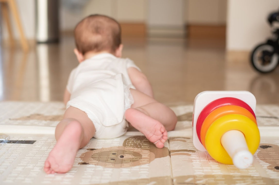 Lịch sinh hoạt cho bé 6 tháng tuổi chủ yếu là ăn, ngủ và vui chơi