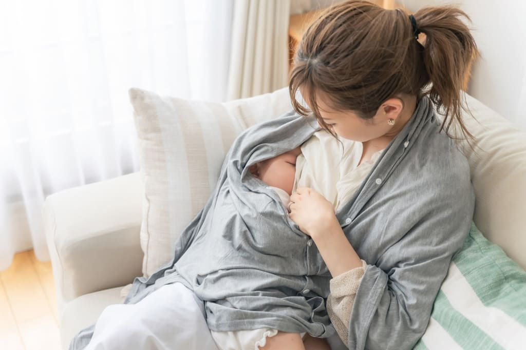 Mẹ nên ưu tiên cho bé 8 tháng tuổi bú sữa mẹ hoàn toàn