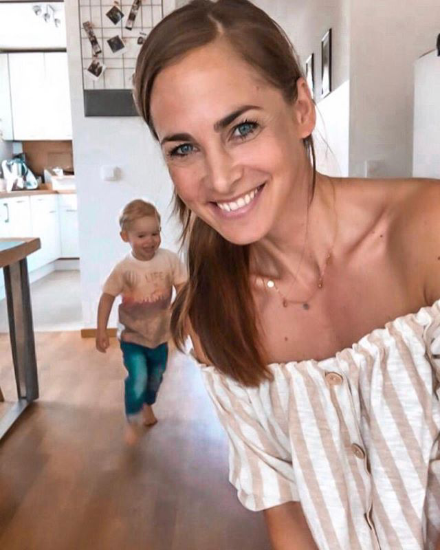 mum iwth kid in the kitchen